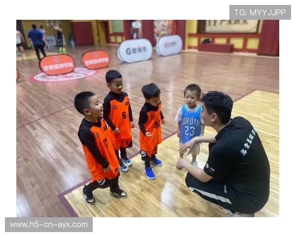 世界篮球联赛在青少年推广中开展师资培训提升基层教学水平，青少年篮球体育培训